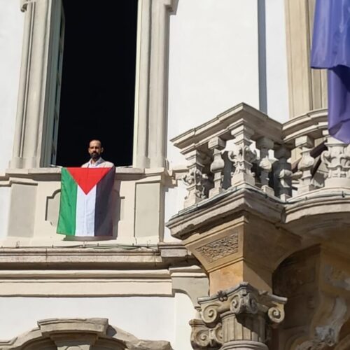 Il sindaco di Pavia espone la bandiera della Palestina