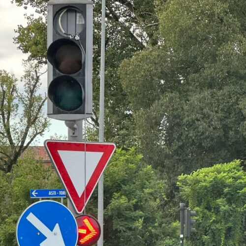 Semaforo del ponte Meier danneggiato: la segnalazione di una cittadina