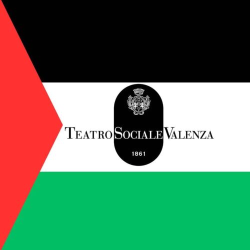 Il Teatro sociale di Valenza a sostegno dei palestinesi: posta la bandiera con logo al centro