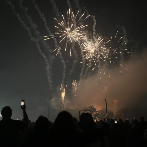 Lo spettacolo piro-musicale colora il cielo alla Festa del Vino