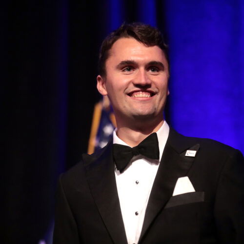 Charlie Kirk, Fratelli d’Italia e Lega chiedono un minuto di silenzio: il consiglio comunale vota no