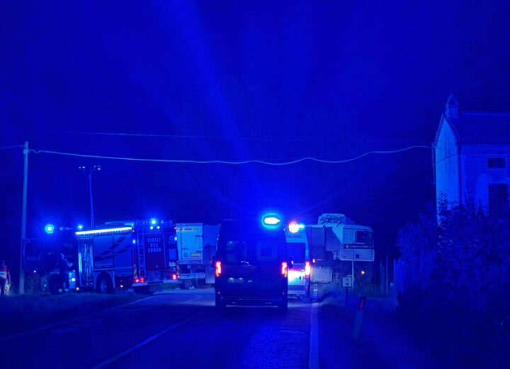 Scontro auto con mezzo agricolo: una persona è gravissima