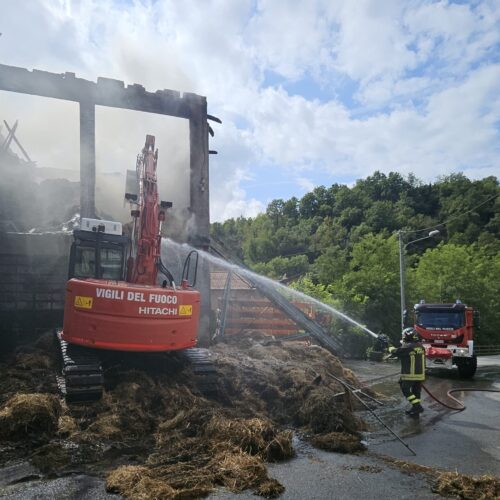 Incendio fienile a Castelletto: operazioni spegnimento si chiuderanno in serata