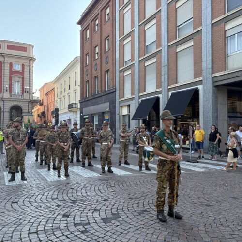 Gli Alpini sfilano in centro e accendono lo spirito per la “Notte Verde” e il concerto delle Fanfare