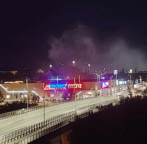 Fiamme in un contenitore per la raccolta di cartoni. Vigili del Fuoco spengono l’incendio