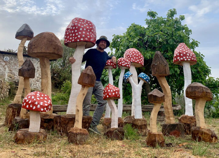 L’artista Michel Vecchi trasforma alberi pericolanti in funghi giganti