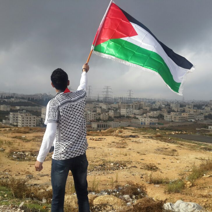 Assemblee dei lavoratori e fascia nera al braccio per mostrare il sostegno a Gaza