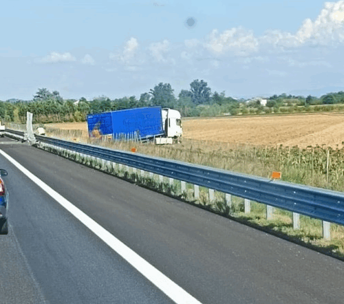 Camion fuori strada sulla A21 dopo il casello di Felizzano: lunghe code