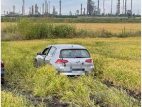 Fugge all’alt e finisce nel campo poi la fuga a piedi