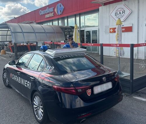 Strattona la cassiera di un supermercato di Vigevano e scappa con prodotti rubati: arrestato