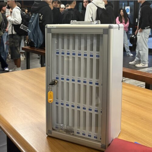 Stop ai cellulari a scuola: al “Volta” arrivano gli armadietti per tenerli sotto chiave