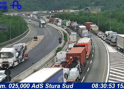 Veicolo in avaria sulla A26: traffico bloccato