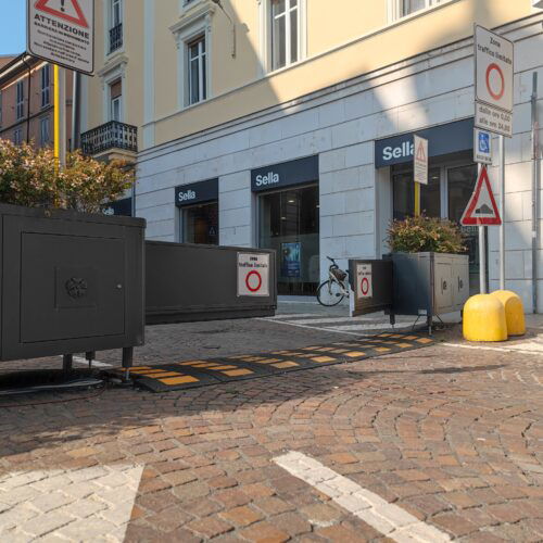 La fioriera a barriere mobili sarà spostata davanti alla scuola De Amicis, in via Tripoli