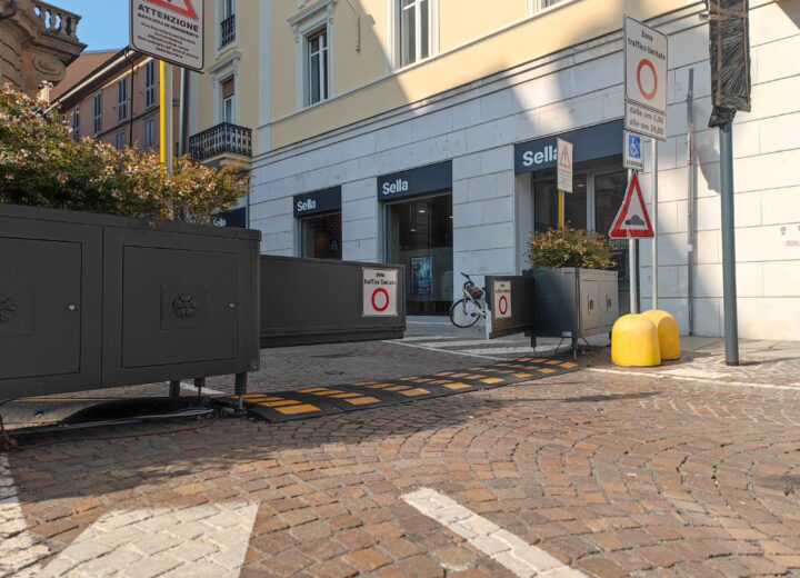 La fioriera a barriere mobili sarà spostata davanti alla scuola De Amicis, in via Tripoli