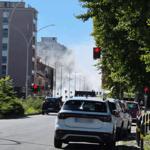 Colonna di fumo bianco ad Alessandria: proveniva da un’auto in avaria