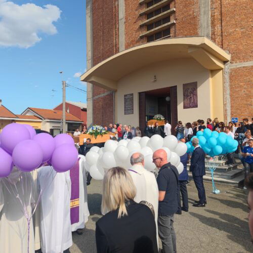 Ad Alessandria l’ultimo saluto a Massimiliano e Simona Monticone: “Sorridete per ricordarli”