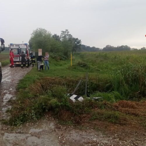 Incidente a Carbonara Ticino: uomo incastrato nell’auto. L’intervento dei Vigili del Fuoco