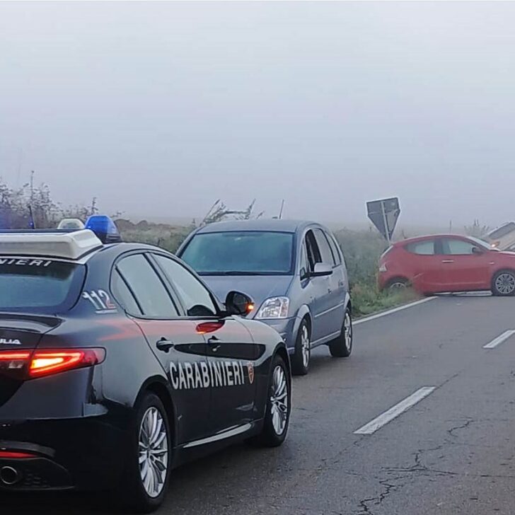 Scontro frontale sulla Sp50 a Quargnento: auto fuori strada ma nessun ferito grave