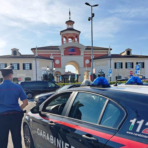 Smascherato e denunciato un ladro di vestiti all’Outlet: usava borse di alluminio per evitare l’allarme