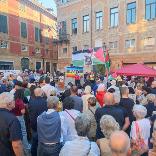 “Palestina libera”: a Novi in piazza contro lo sterminio a Gaza disegnato dai bambini sotto le bombe