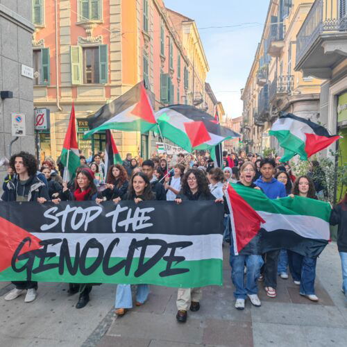 Studenti in corteo per Gaza: “Manifestiamo perché a scuola non possiamo parlarne”