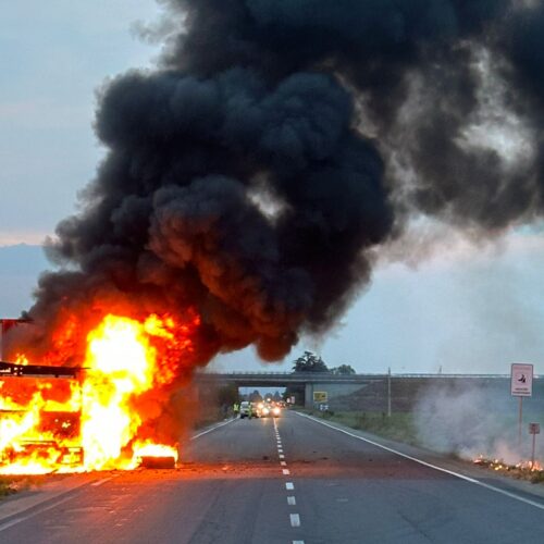 Mezzo pesante in fiamme vicino a Pozzolo: sul posto i Vigili del Fuoco e i Carabinieri