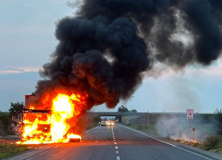Mezzo pesante in fiamme vicino a Pozzolo: sul posto i Vigili del Fuoco e i Carabinieri