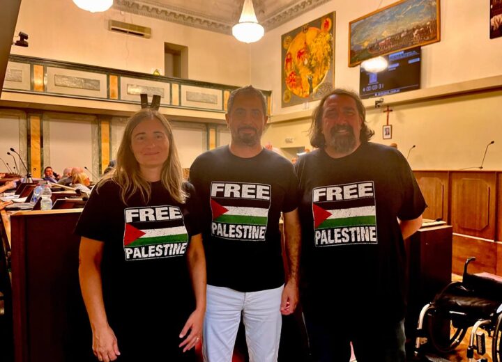 M5s Alessandria in aula con il messaggio “Palestina libera”: “Così anche nei prossimi consigli comunali”
