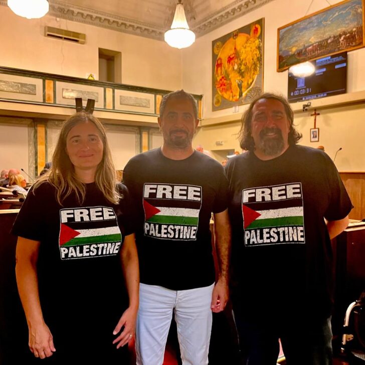 M5s Alessandria in aula con il messaggio “Palestina libera”: “Così anche nei prossimi consigli comunali”