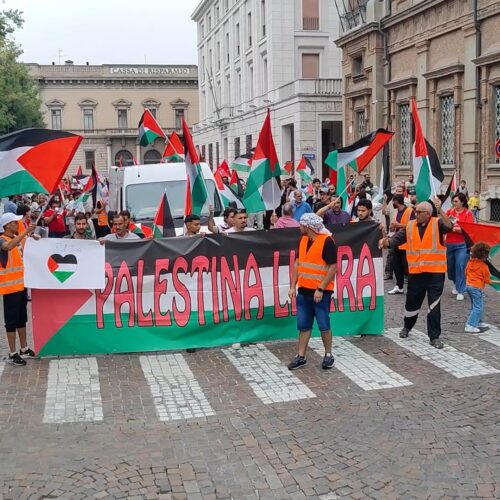 “Stop al genocidio”: ad Alessandria l’urlo di centinaia di persone in corteo per la Palestina
