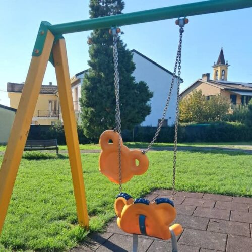 Giochi rotti e spazzatura. Da Spinetta a Valenza cittadini chiedono cura e rispetto per le aree verdi