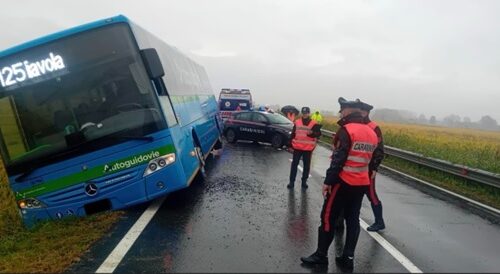 Pullman con studenti finisce fuori strada a Cergnago: paura ma nessun ferito