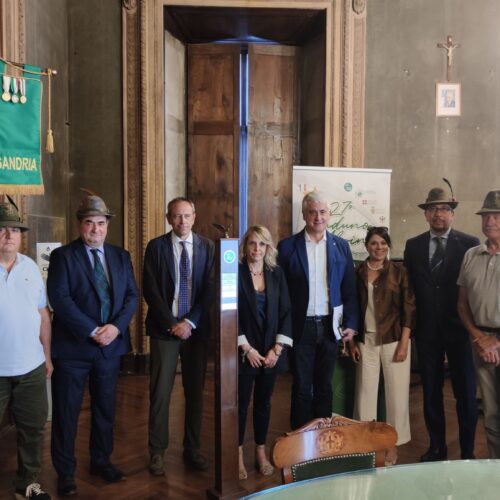 Verso il raduno degli Alpini: nelle case degli alessandrini mille bandiere tricolori da esporre sui balconi