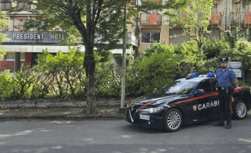 Sul tetto dell’hotel President a Salice: uomo sorpreso a rubare tubi in rame