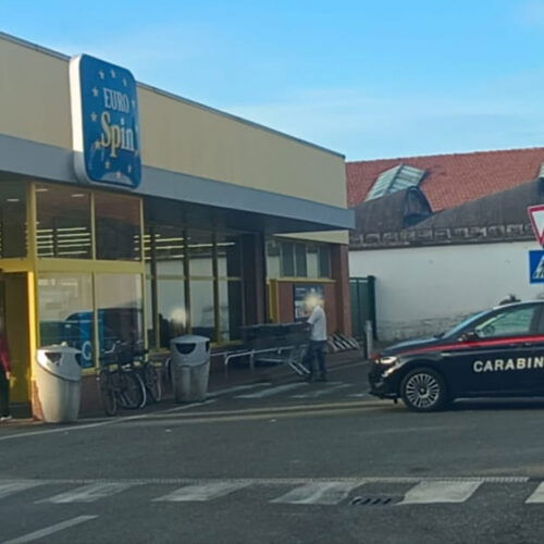 Rapina in un supermercato di Novi: cassiera lievemente ferita. Indagano i Carabinieri