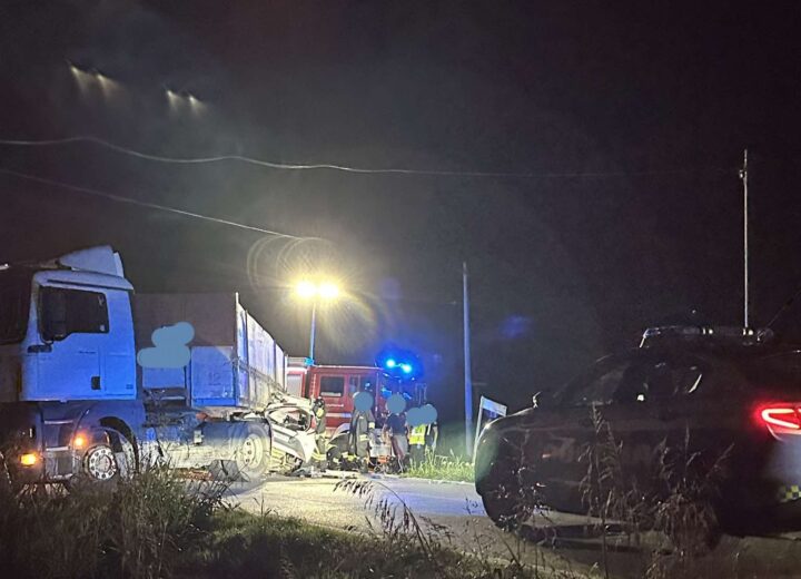 Scontro auto contro tir: una persona è gravissima