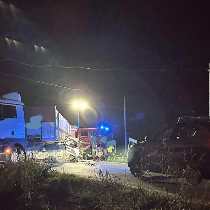 Scontro auto contro tir: una persona è gravissima