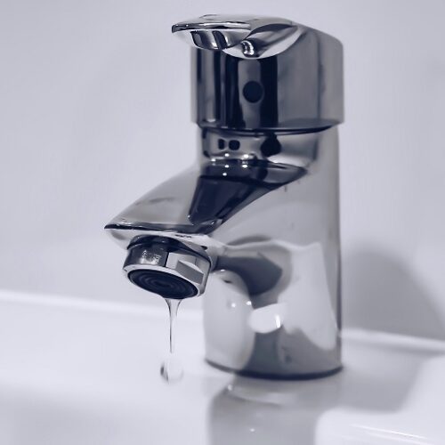 Valle San Bartolomeo senz’acqua da ore: cittadini esasperati