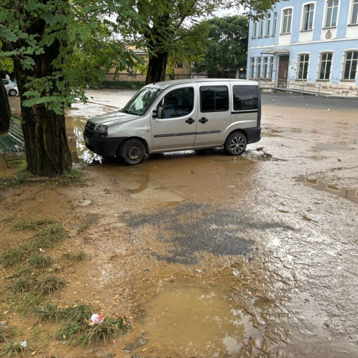 A Spinetta cala il rio Lovassina: scatta la pulizia delle strade