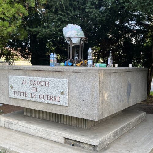 Il monumento “ai caduti di tutte le guerre” offeso dall’ignoranza