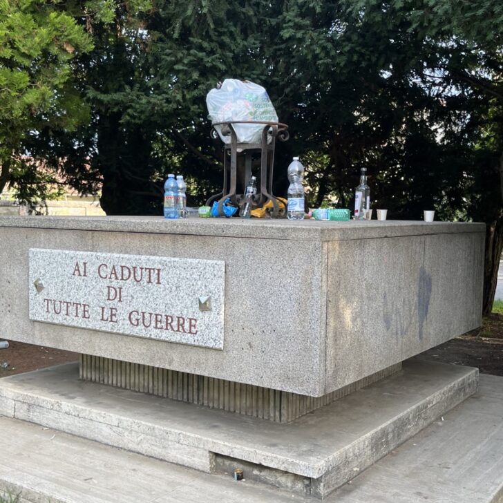 Il monumento “ai caduti di tutte le guerre” offeso dall’ignoranza