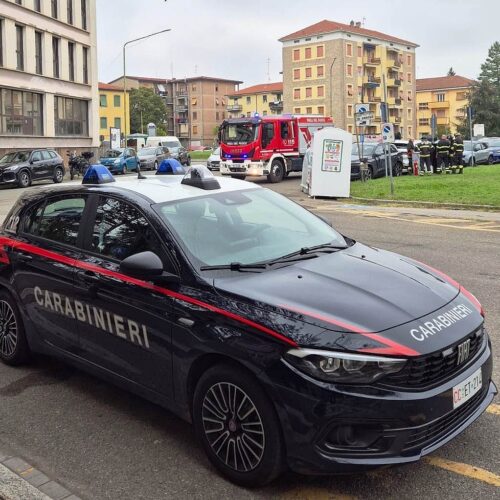 A fuoco una colonnina di ricarica auto elettriche: i Carabinieri limitano i danni