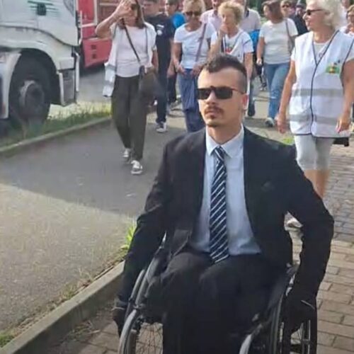 Navetta non accessibile alle persone con disabilità durante la cerimonia per il presidio riabilitativo Borsalino