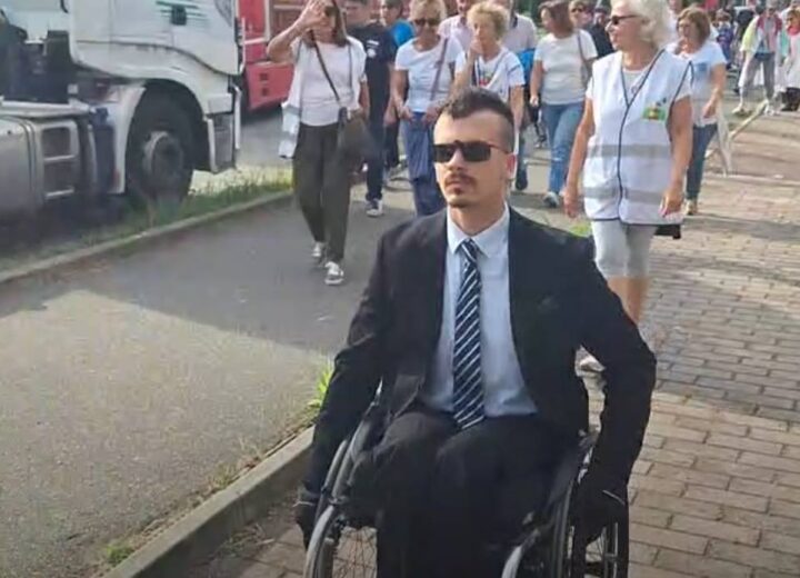Navetta non accessibile alle persone con disabilità durante la cerimonia per il presidio riabilitativo Borsalino