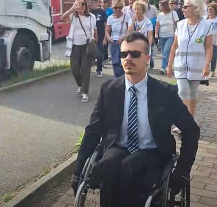 Navetta non accessibile alle persone con disabilità durante la cerimonia per il presidio riabilitativo Borsalino