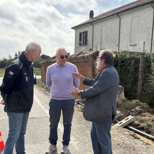 A Valmadonna una ventina di case ancora senz’acqua. Tecnici al lavoro, il Comune porta cisterne in piazza