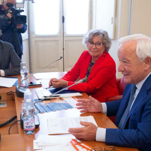 Lella Costa inaugura la nuova Biennale Palmisano: a San Salvatore uno spettacolo dedicato a Sebastiano Vassalli