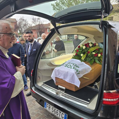 L’addio a Claudio Lombardi: sul feretro la bandiera dell’ultima battaglia