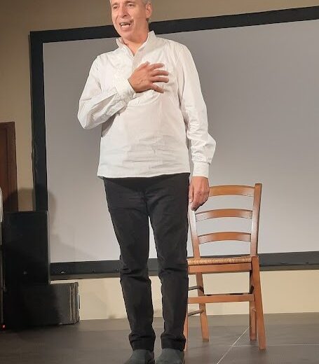 Tra passato e presente, tra il qui e l’oltre. Recensione di “Istorias” a Cunté Munfrà