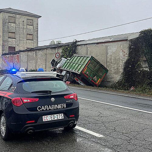 Autocarro ribaltato a Carbonara